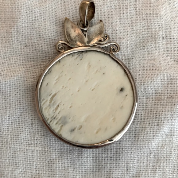 BALI Goddess carved bone EAGLE pendant - Picture 3 of 6